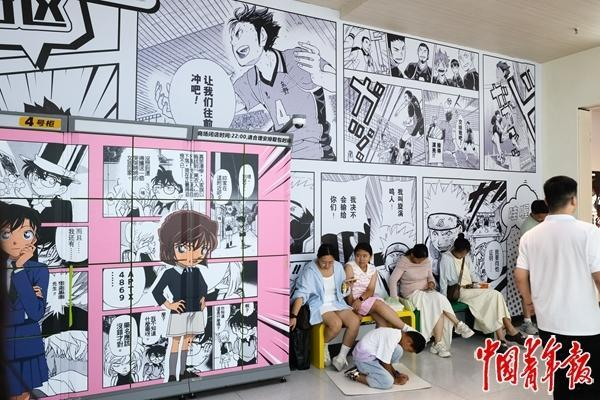 7月12日，郑州某商场的储物柜被改造成二次元主题。焦晶娴/摄
