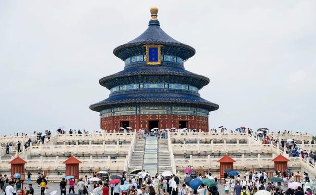 8月5日，游客在位于北京的天坛公园参观。新华社记者 张涛 摄
