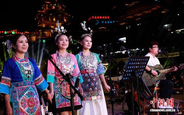 图为“龙胜桑江嗨唱夜”罗小罗演唱现场。杨宗盛 摄