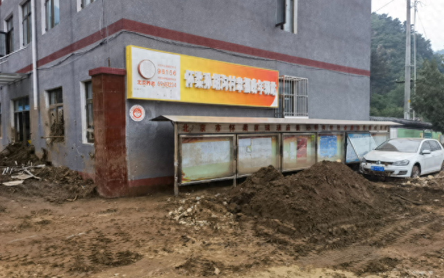8月2日，孙胡沟村村委会对面的老年驿站前仍是一片狼藉。暴雨期间，这里为转移安置村民提供餐饮。新京报记者 周怀宗 摄