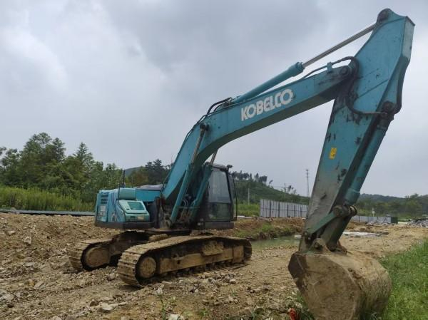 工地现场，工程机械处于关机状态