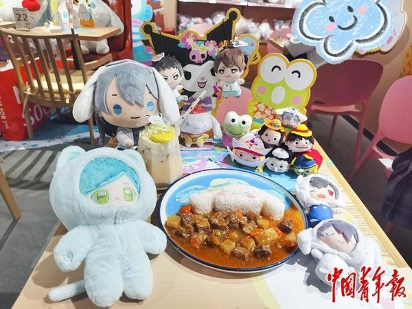 年轻人的玩偶和三丽鸥联名餐厅餐品合照。受访者供图