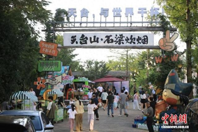 8月5日，市民游客在石梁镇逛玩。天台县委宣传部供图