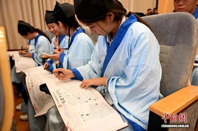 图为营员现场答题,体验模拟“乡试”。中新社记者 吕明 摄