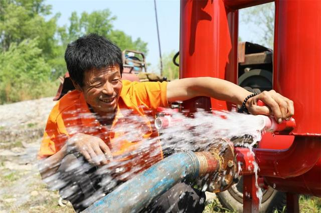 扎兰屯市成吉思汗镇河口村农民为浅埋滴灌水肥一体化供水管注水。（资料图）