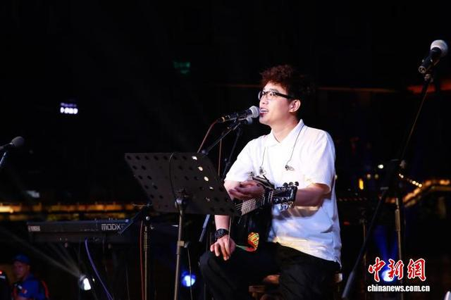 图为“龙胜桑江嗨唱夜”罗小罗演唱现场。杨宗盛 摄