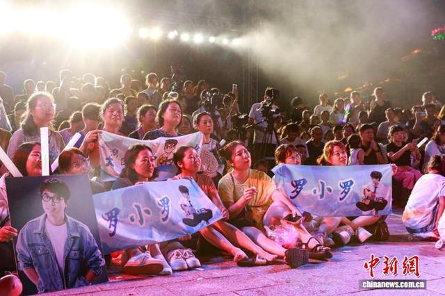 图为“龙胜桑江嗨唱夜”罗小罗演唱现场。杨宗盛 摄
