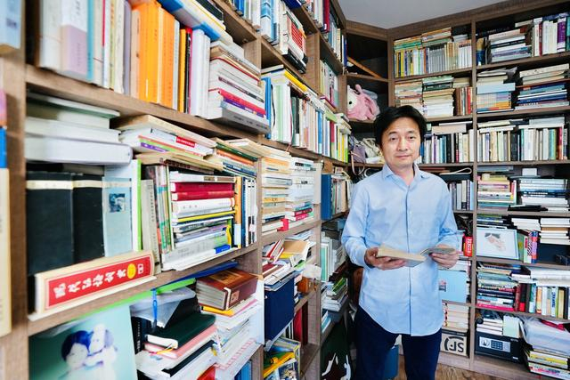 阿乙在书房里。孙宁伯 摄