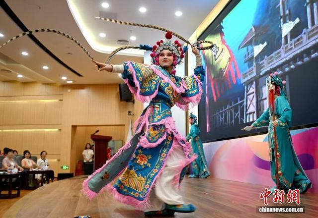 图为闽江师范高等专科学校学生带来闽剧表演。中新社记者 吕明 摄