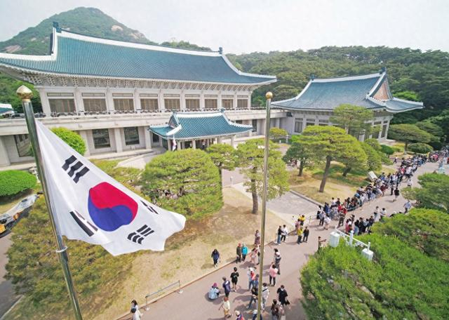 当地时间2022年5月22日上午，韩国首尔青瓦台，市民游客前来参观游玩。视觉中国 图