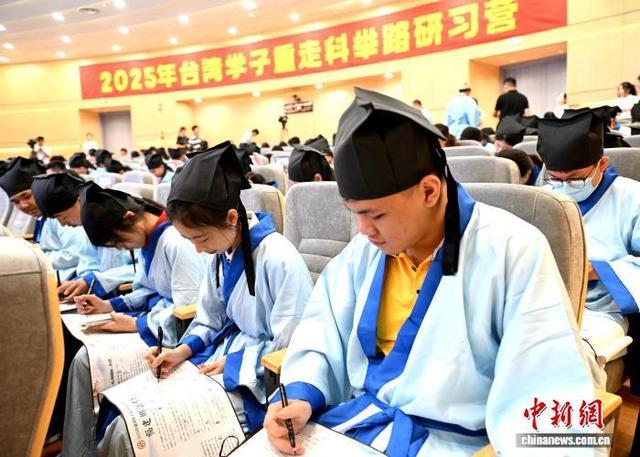 图为营员现场答题,体验模拟“乡试”。中新社记者 吕明 摄