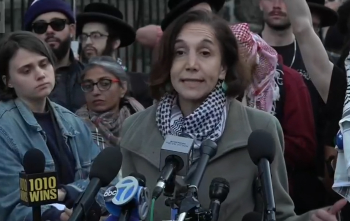 科林娜于2024年5月1日向媒体回忆自己被逮捕的恐怖经历。