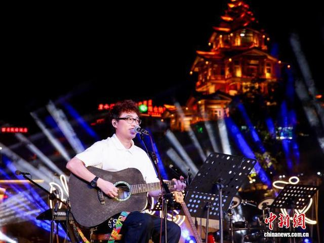 图为“龙胜桑江嗨唱夜”罗小罗演唱现场。杨宗盛 摄