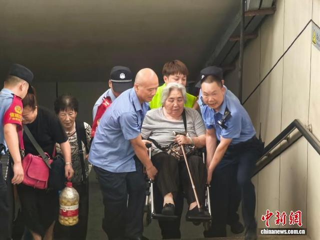 韶关东站工作人员协助转运旅客。国铁广州局 供图