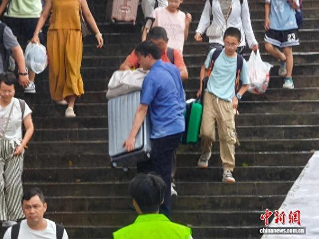 韶关东站工作人员协助旅客转运。国铁广州局 供图