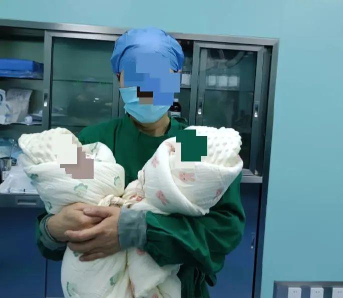 此前，邵医生在自己账号发视频，为自己接生到的一对龙凤胎而开心