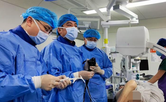 李凯(中)等医生一起为患者治疗。上海市静安区市北医院 供图