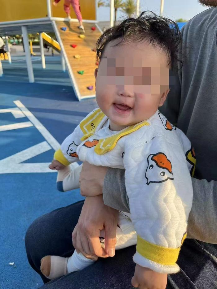 冷夏(化名)7个月大的女儿。 受访者供图