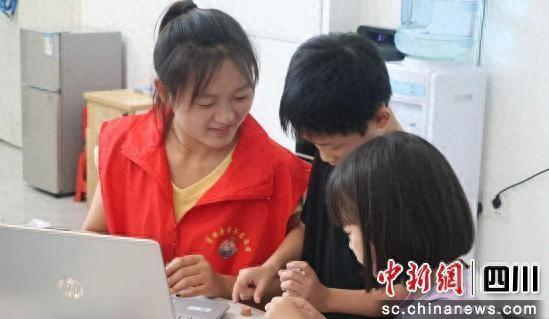 志愿辅导。富顺融媒 供图