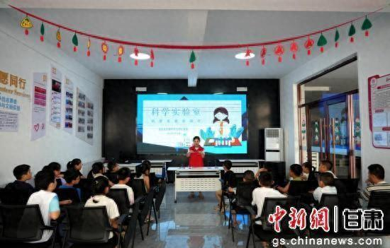 康县暑假托管班里的科学实验课。陈佳 摄