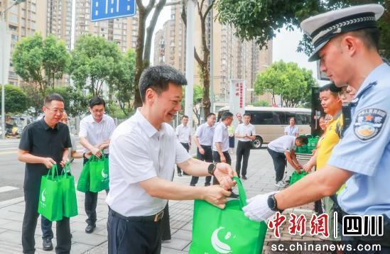 慰问现场。雨城融媒 供图