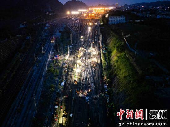 图为换岔施工现场。谭锦鸿摄
