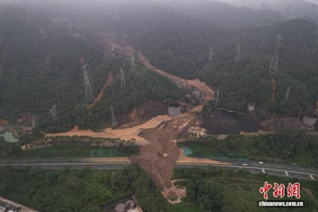 7日，清云高速交通管制区再遭砂石侵袭。广东交通集团 供图