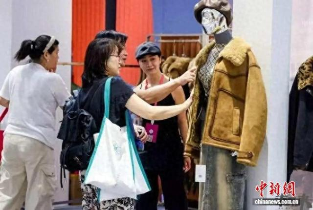 第三十二届海宁中国皮革博览会现场。嘉兴市委宣传部供图