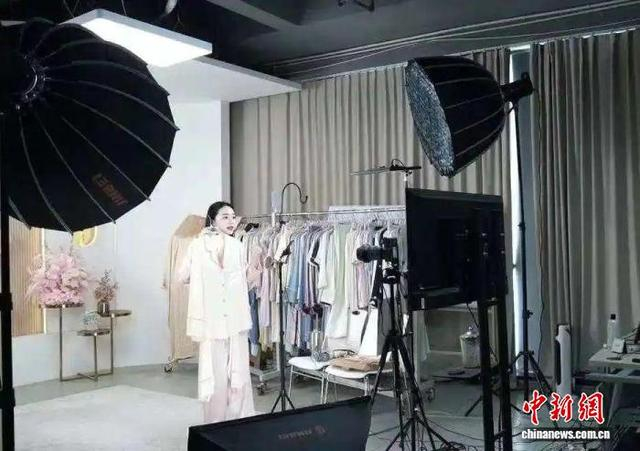 嘉兴一服装公司直播间里，主播在展示新品。嘉兴市委宣传部供图