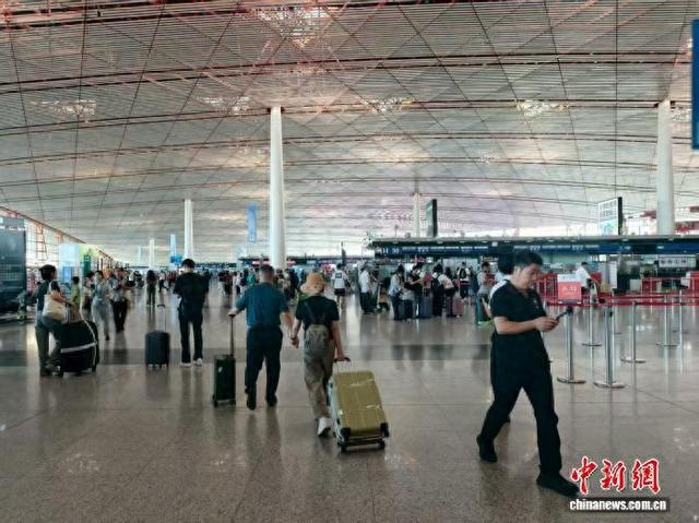 8月7日，北京首都国际机场T3航站楼内来往旅客络绎不绝。中新社记者 刘文文 摄