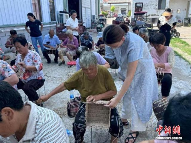 图为村民在东坝头镇张庄村参加共富工坊手工藤编培训。王莹莹 摄