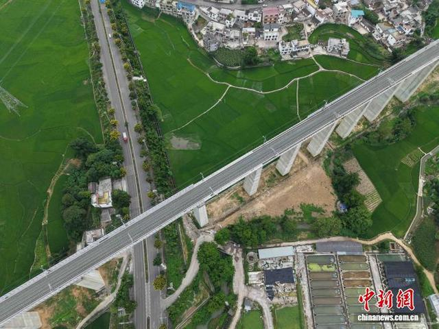 图为清水河镇特大桥。 周俊伟 摄