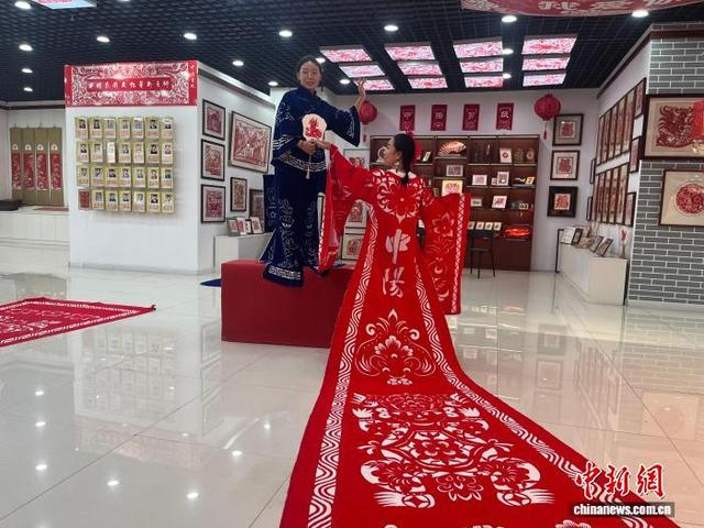 模特正在展示中阳剪纸服装作品。范丽芳 摄