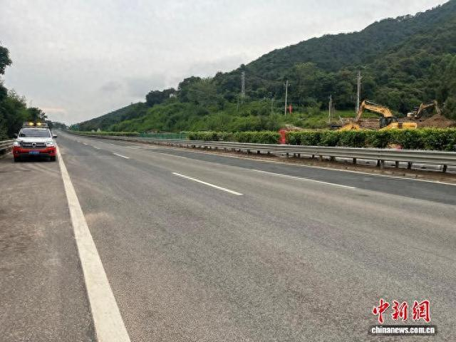 广佛肇高速小湘站至鼎湖站路段往广州方向恢复通行。陈奕德 摄