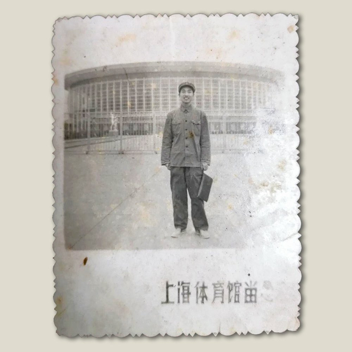 一位军人在上海体育馆前拍照留念，拍摄日期不详。