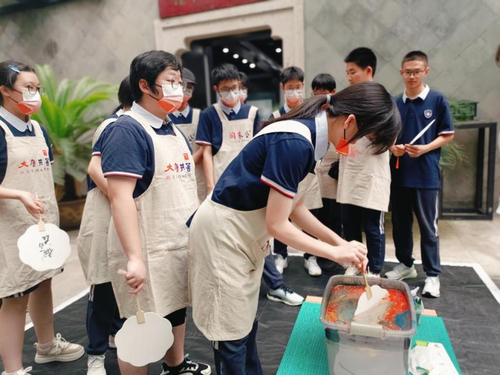 2025年7月18日，少年研学团在浙江省绍兴市非遗馆体验学习非遗漆扇制作。新华网发 陈惠良 摄