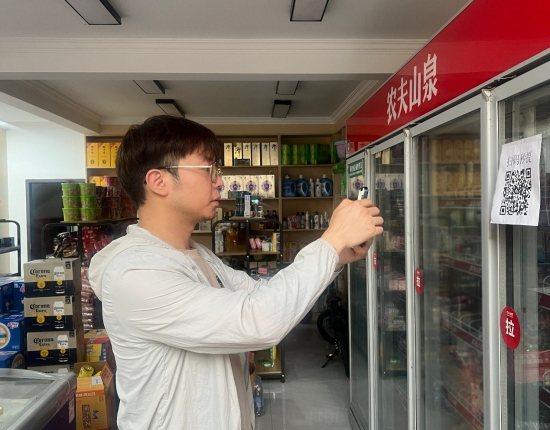图为顾客扫码“秒提”现场