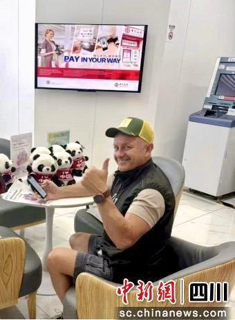 外籍游客竖起大拇指点赞。四川中行 供图
