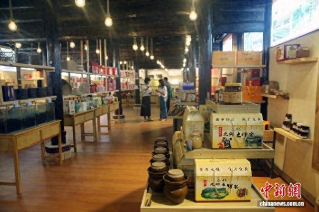 8月8日，“宜品云播”中心内琳琅满目的农特产品。 黄兴鸿 摄