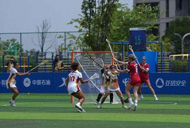 8月7日，成都世运会女子棍网球小组赛，中国队（白）与英国队在比赛中。视觉中国供图