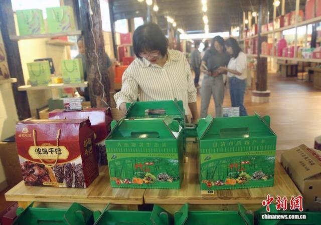8月8日，嘉宾参观“宜品云播”中心。 黄兴鸿 摄