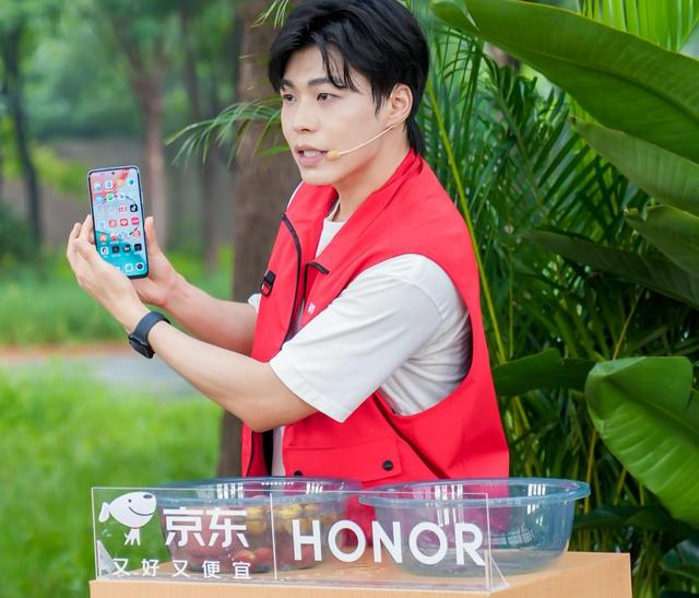 京东采销现场测试手机防水性能