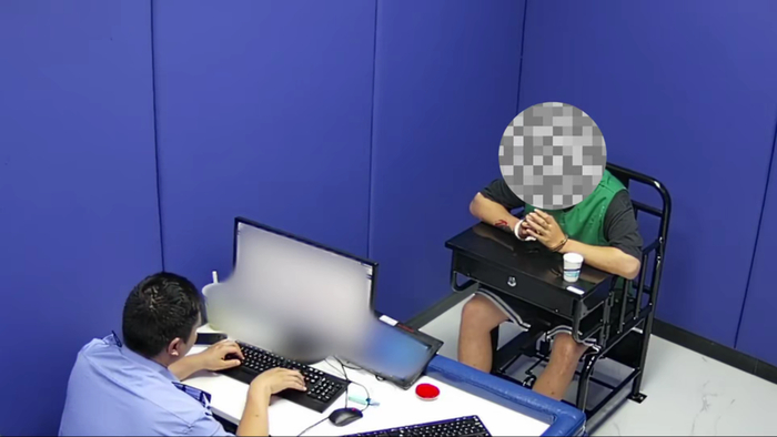 办案民警审讯嫌疑人。上海静安警方供图