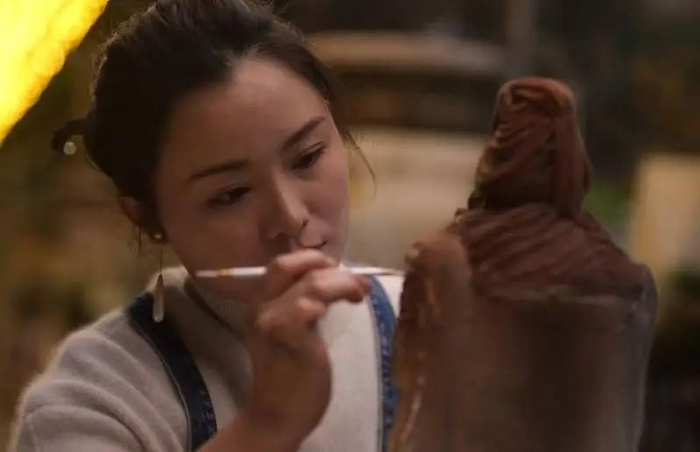 邹明磊在打磨作品
