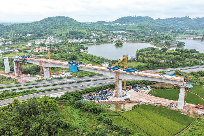     成渝中线高铁土桥枢纽互通双线特大桥建设现场。新华社发