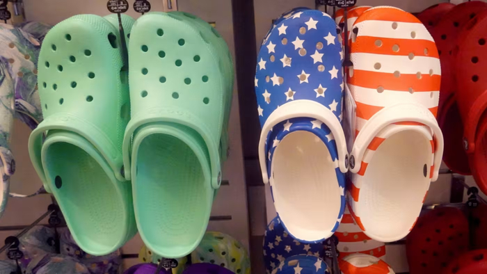 英媒：Crocs 股价因消费疲软和“丑鞋”潮流结束下跌 30%