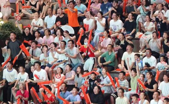 8月3日晚，江苏常州市民们在文化广场观看“苏超”比赛。中新社记者 泱波 摄