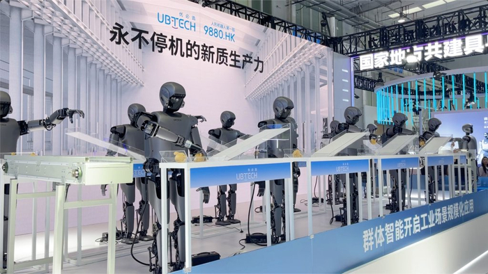 优必选展示人形机器人群体智能技术。澎湃新闻记者 秦盛 摄