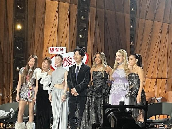 8月8日，长沙，《歌手2025》七位歌王候选人赛后合影。 新潮观鱼 摄 