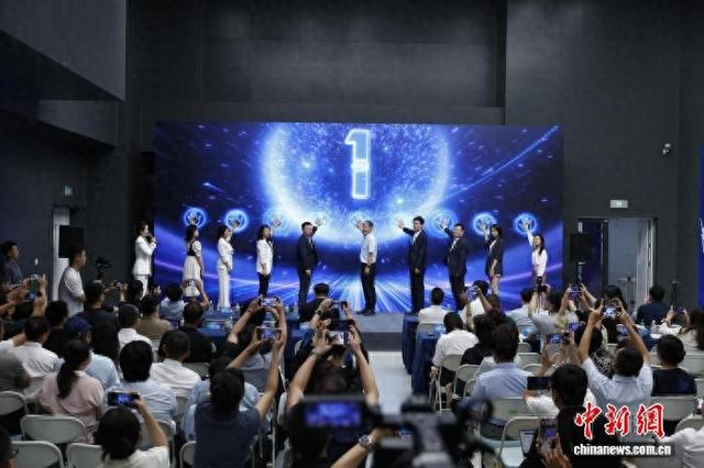 8月8日，2025世界人形机器人运动会组委会在国家速滑馆“冰丝带”举行发布会暨运动会倒计时1周启动仪式。记者 韩海丹 摄
